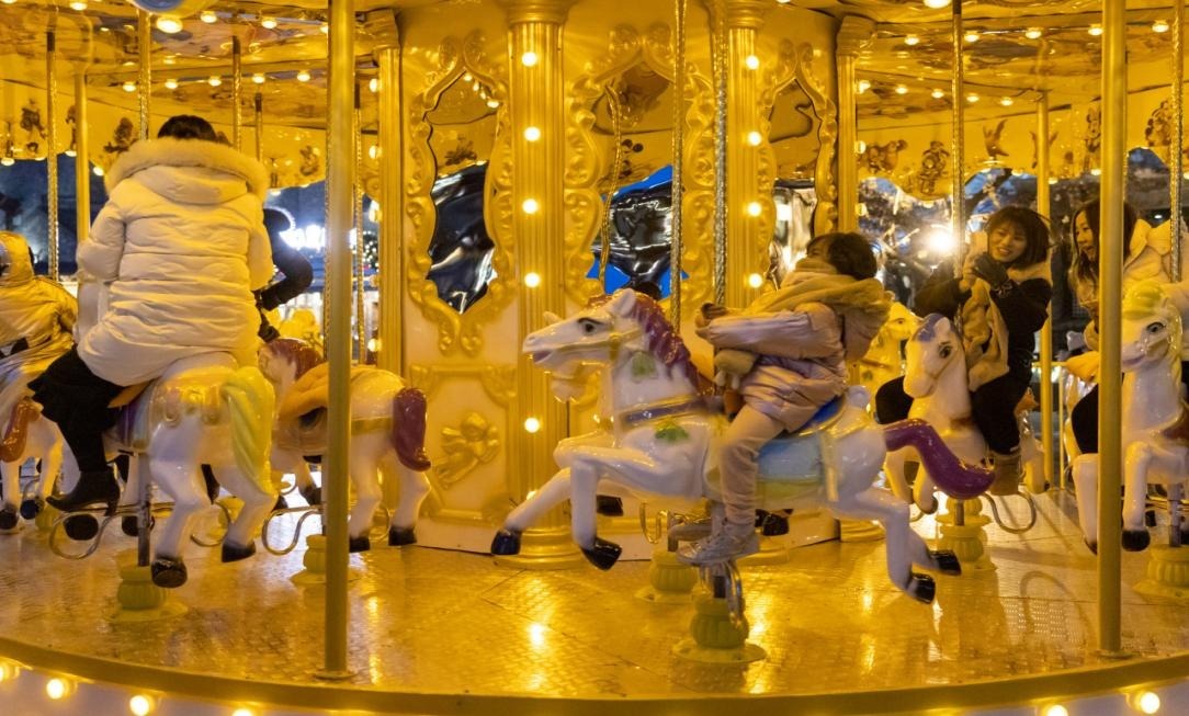 旋转木马旋转了时光，在高低回旋之间，兜兜转转重返童年回忆，直面藏在心底深处的童真。在小镇开心万岁，无论几岁，都可以继续相信童话和魔法，来童话小镇，畅游梦幻童话世界，邂逅小镇瞩目锋芒！