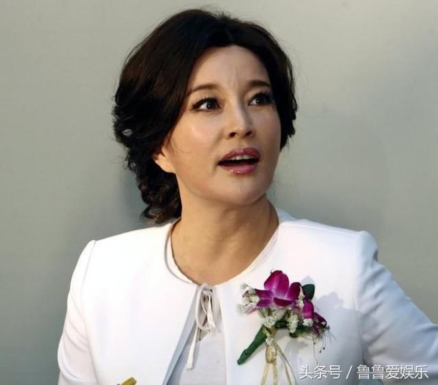 60多岁的年龄每次出来都是打扮成20几岁的样子,网友纷纷指责其装嫩