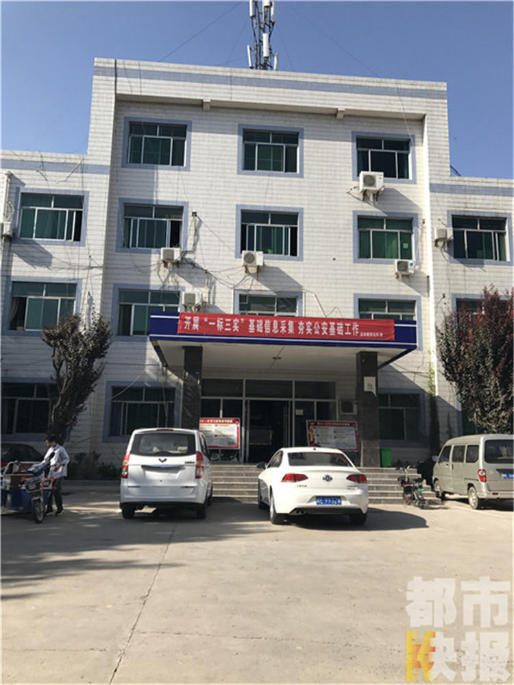 婆家如此快速的准备后事,让李女士兄妹觉得相当蹊跷,仔细一看发现了问题。李女士:我都不相信我妹喝农药 一看现场,肯定是打死的胸部这块肋骨骨折内脏有出血,两条腿上全是青的,一条腿有像烙铁烙的一样12处伤,另一条腿有14处伤。额头有伤,脸乌青,还有嘴巴烂得不成样子,人的脚趾头是圆的,她的脚趾头一半都没有了 ,法医说是地上拉的,磨掉的。