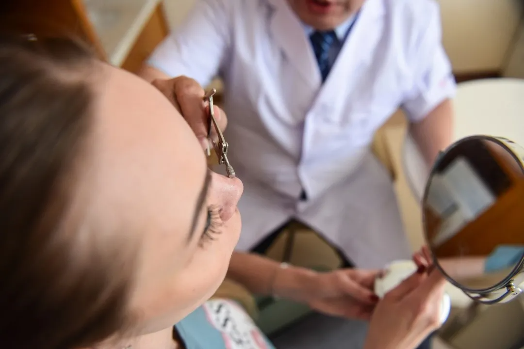 湖南东宸集团陷医疗纠纷：女子花4万隆鼻，鼻子却流脓发臭