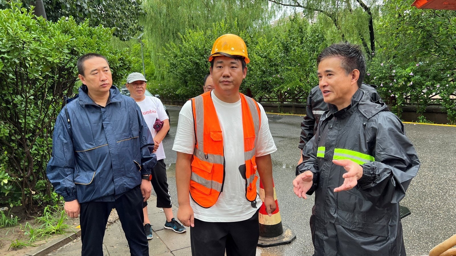 大雨就是“大考” 园林防汛突击队向险而行 沉着“应考”