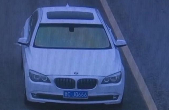 男子抖音上炫5个6的土豪车牌,还叫抖音爸爸,结