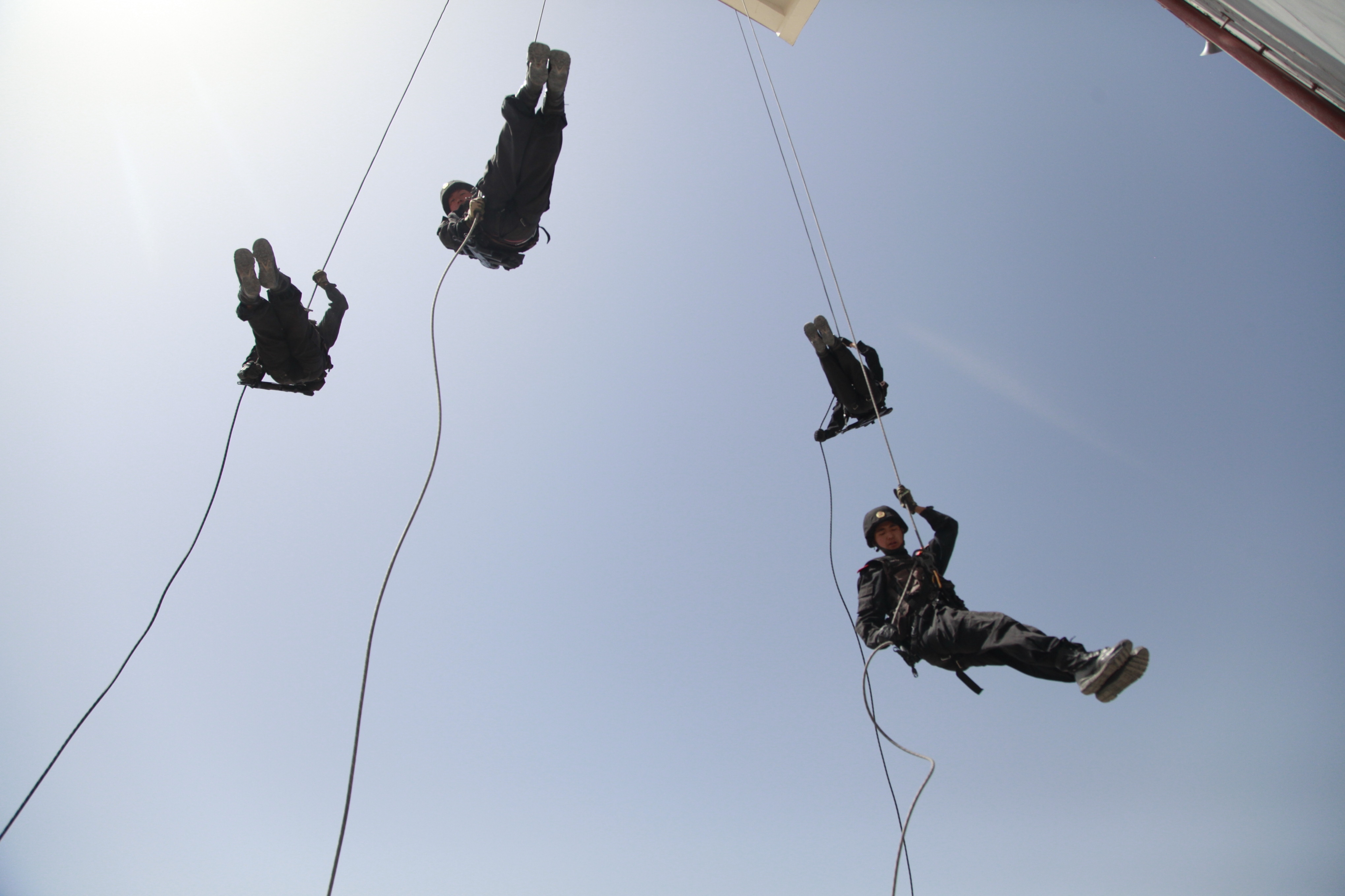 武警新疆总队官兵进行飞身索降训练。杨皓摄