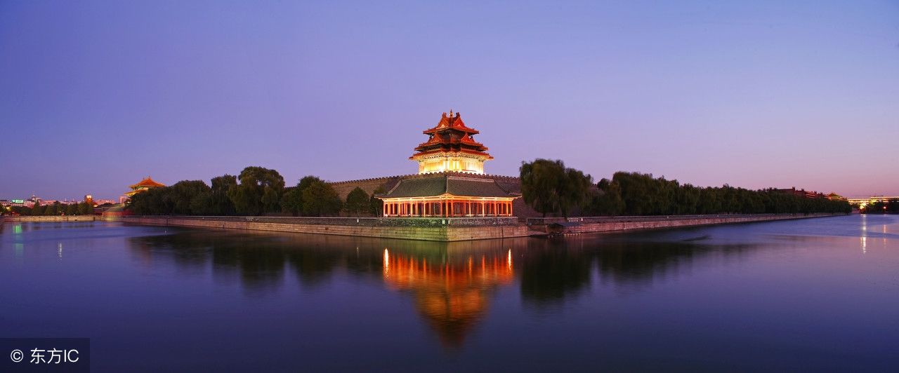 长城在云彩中,这被称为世界第八大奇迹和始建