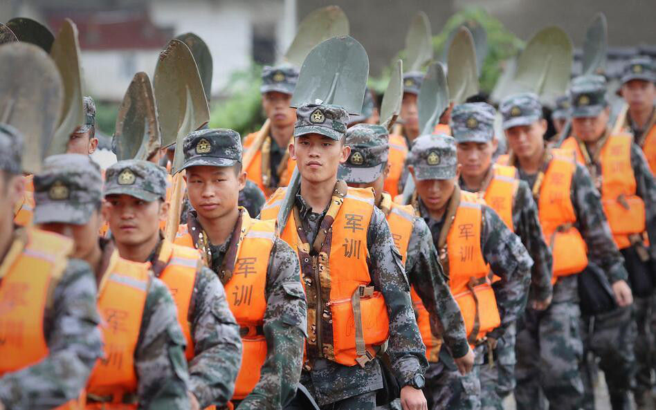 抢险救灾哪家强？解放军意志一流装备不如美军