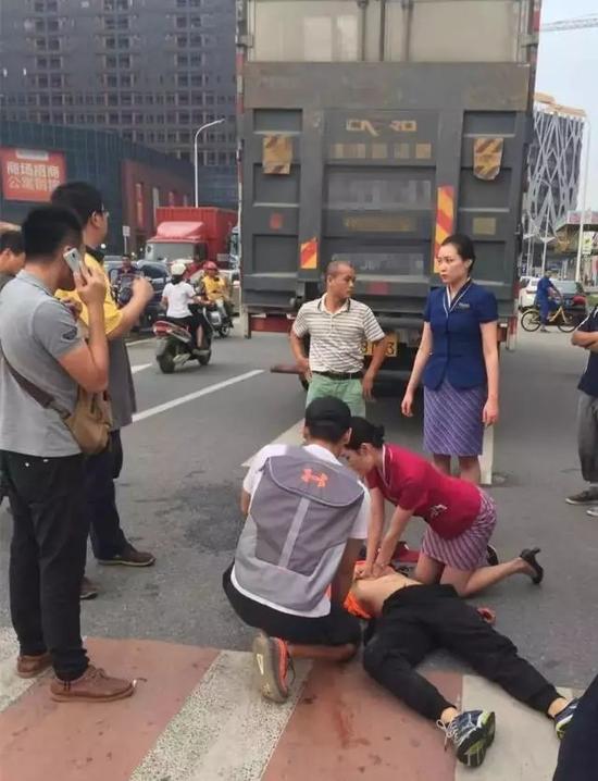 美女空姐跪地救不回受伤男子 当场失声痛哭