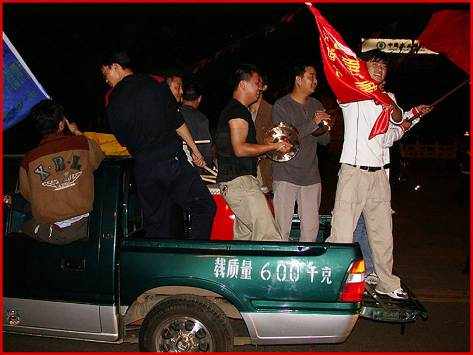 国足第一次打进世界杯的欢庆场面,我们多想再