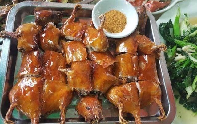 接着上来了一盘油炸老鼠,应该是竹鼠,我整个人都不好了,朋友还说是