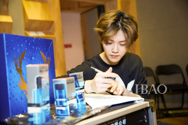 七号型男鹿晗助阵巴黎欧莱雅 型男足球赛!与李