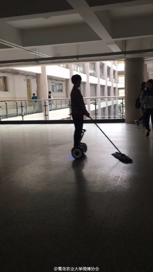 19日，青岛农业大学微博协会官微po出一张照片：清洁工大妈脚踩平衡车，手持拖把，如入无人之境。