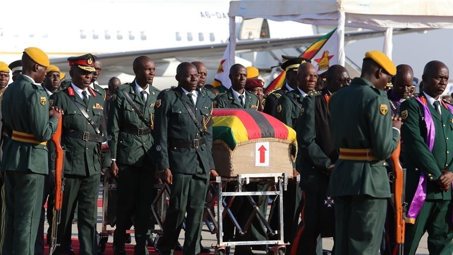 津巴布韦前总统穆加贝遗体运抵首都哈拉雷