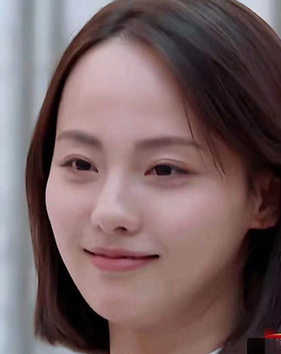 谢娜摸张嘉倪的衣领,脱口而出2个字,谁注意买超那得意的笑容