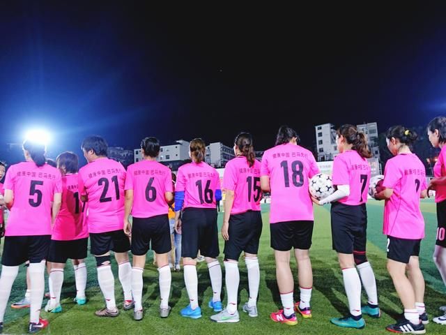 巴马夜晚明星足球赛 看浦玮白洁 让我们体验多