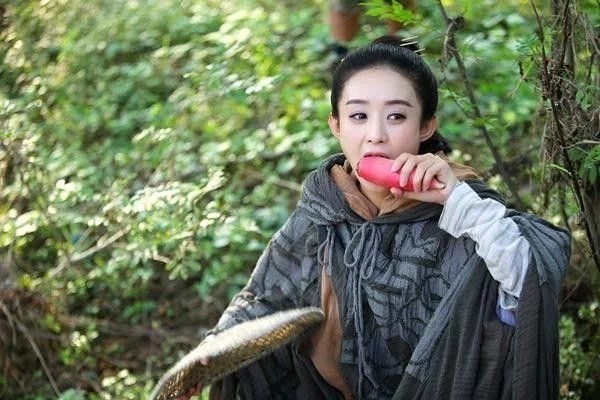 你没见过的女星吃相,赵丽颖手拿咸鱼啃萝卜,范