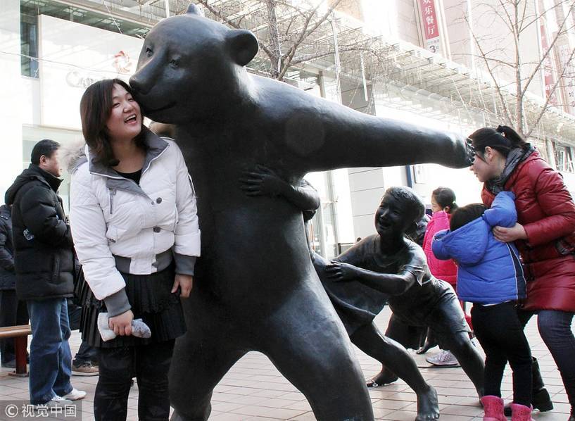 看看全球游客和雕塑如何互动!