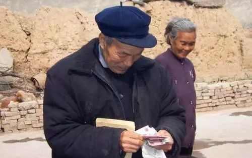 下岗工人到了退休年龄,却没钱交保险怎么办?