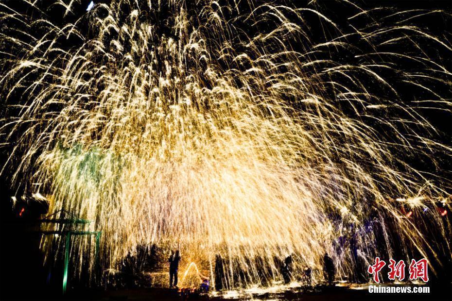 民俗绝技"打铁花"亮相敦煌 美如烟花吸引游人