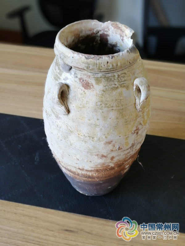 常州教科院附中在建工地挖出古陶瓶 很有可能