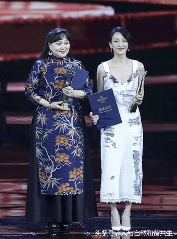 如参加上合电影节被拍笑颜照,网友直呼受不了