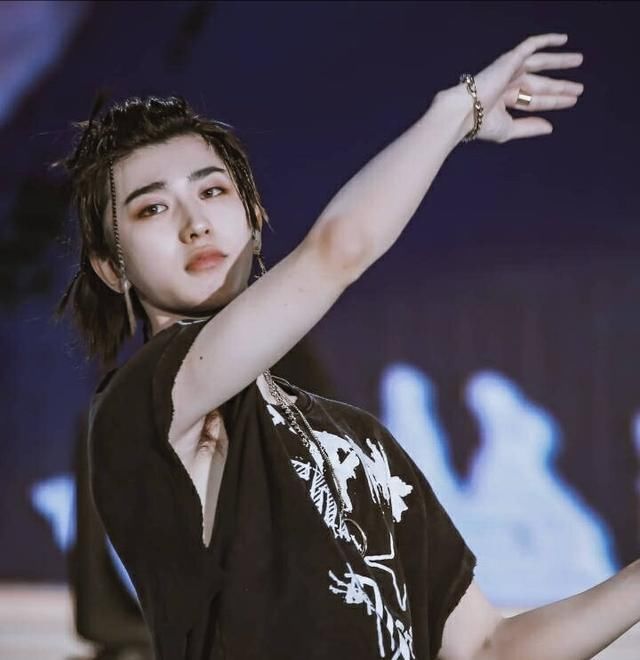 蔡徐坤舞台现场往下扔唇膏,男粉丝捡到后的举