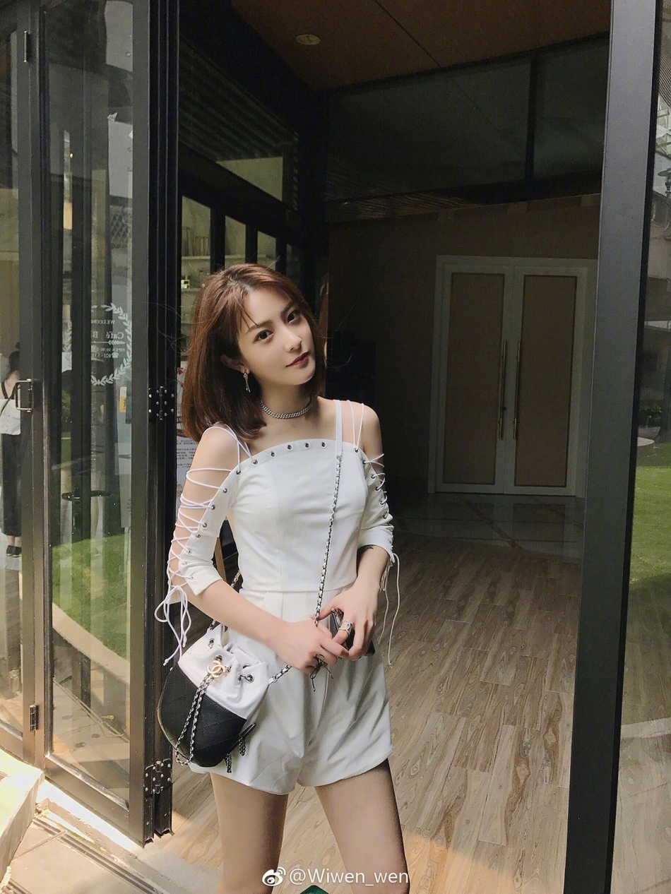 新浪娱乐讯 日前,林更新网红前女友王柳雯在微博晒出一组美照.