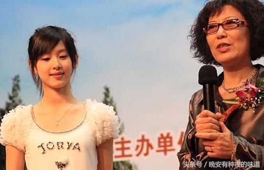 看了奶茶妹妹学生时代的相片,才知道刘强东要