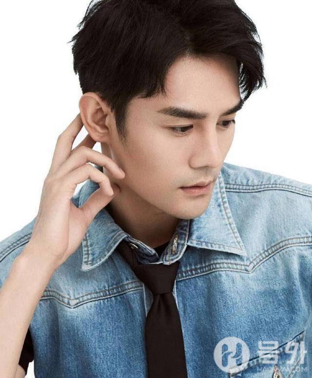 王凯偏爱方格西装，绅士帅气，白宇白色衬衫配长裤，超时尚有范儿