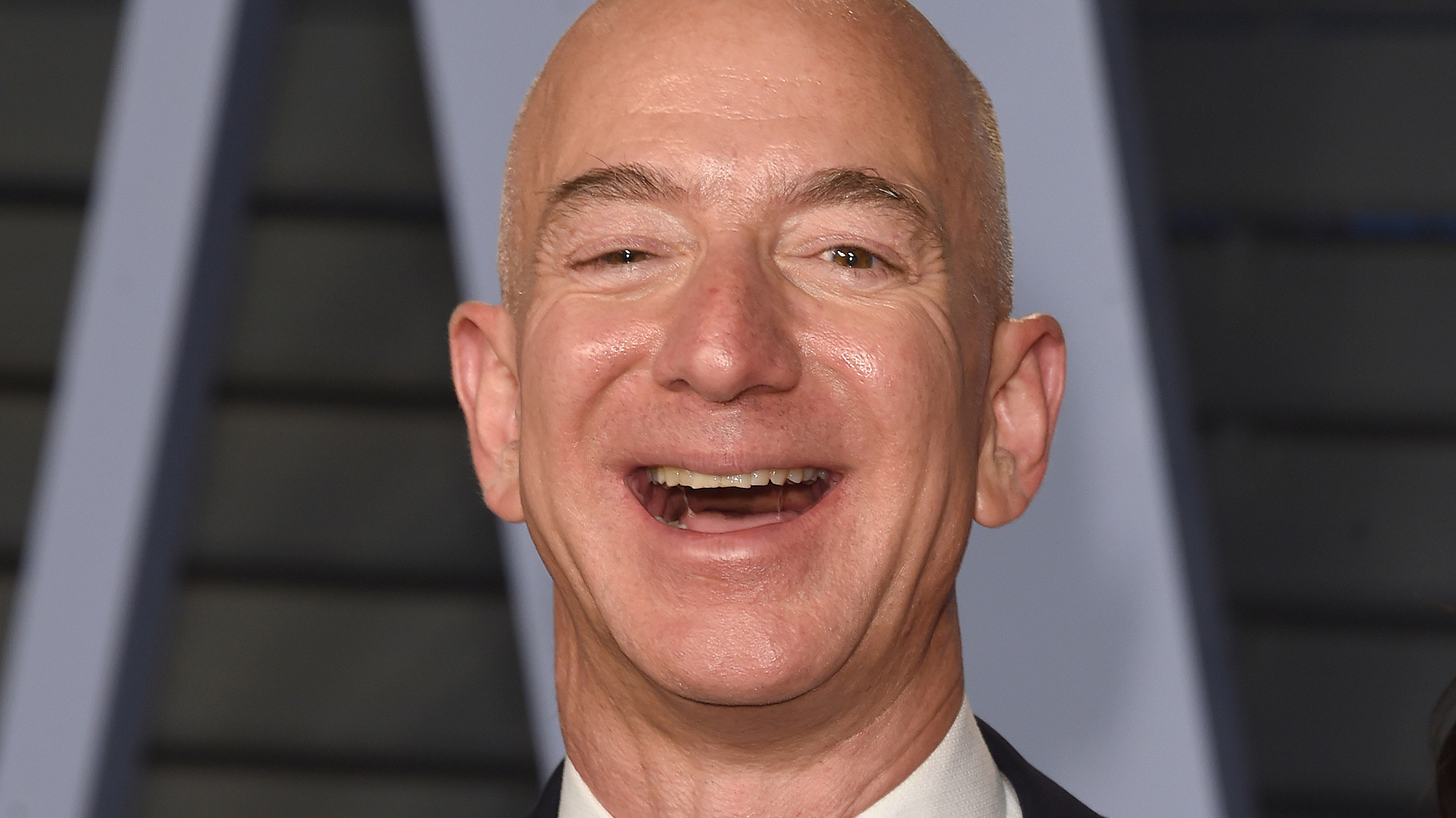 11天套现40亿美元后 世界首富购入洛杉矶最贵豪宅：面积超3万平米