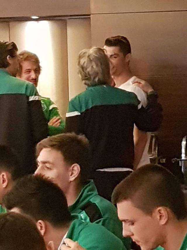 c罗去看望前东家球员, 不幸遇到了当年的老板,