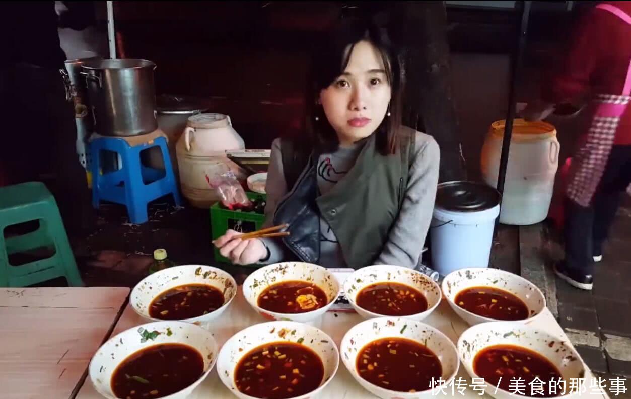 大胃王密子君吃合川少水粉,麻辣味十足,全世界仅此一家