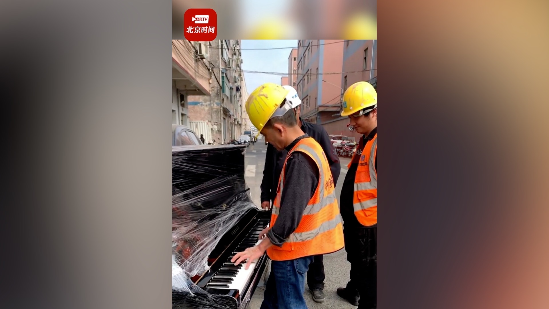 深藏不露！61岁民工大叔街边弹钢琴惊呆众人：会近10种乐器，听人哼歌就能弹！