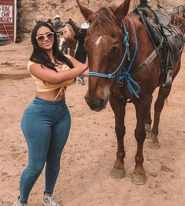 紧身牛仔裤在大码模特身上的冲击波,是美还是