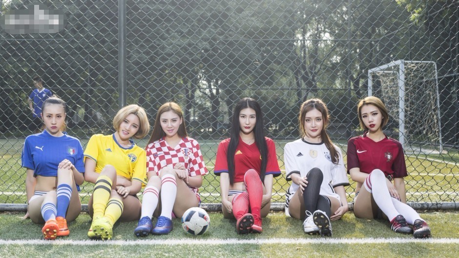 足球宝贝现身绿茵场 时尚性感大饱球迷眼福