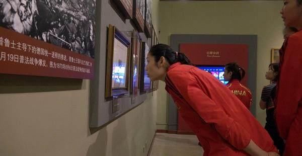 意义非凡!女排组织参观国家博物馆主题展览,朱