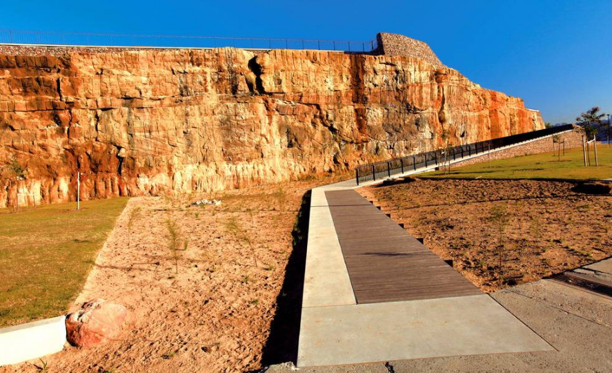 非洲最土豪的国家:黄金产量全球第一,最爱和中