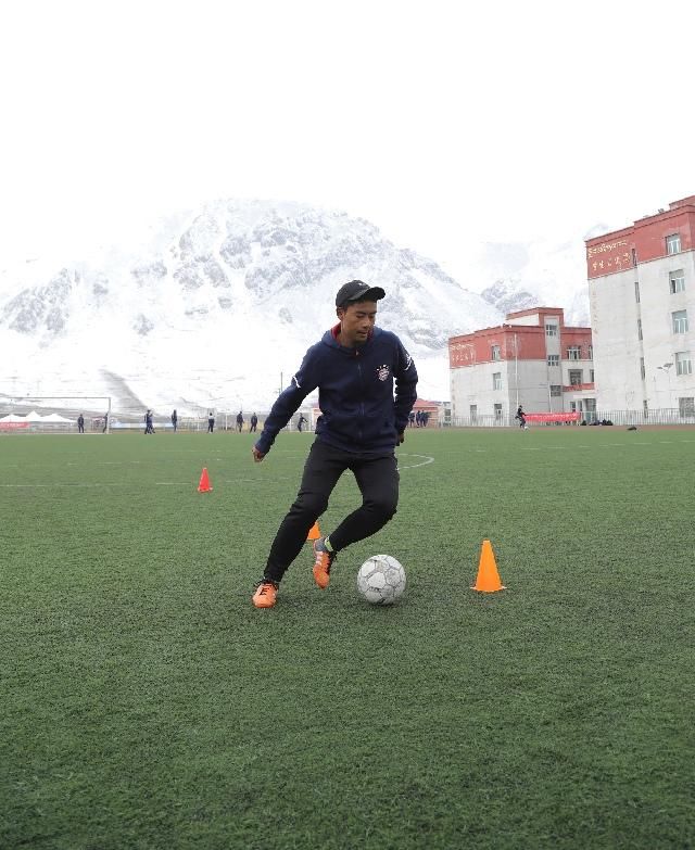 高原上绽放的足球梦