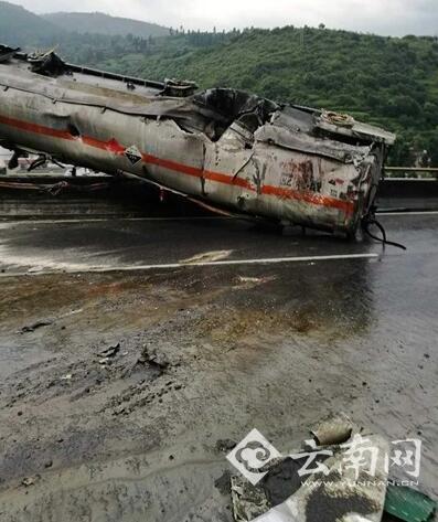 昆石高速4车相撞事故致5死 轿车被撞成废铁