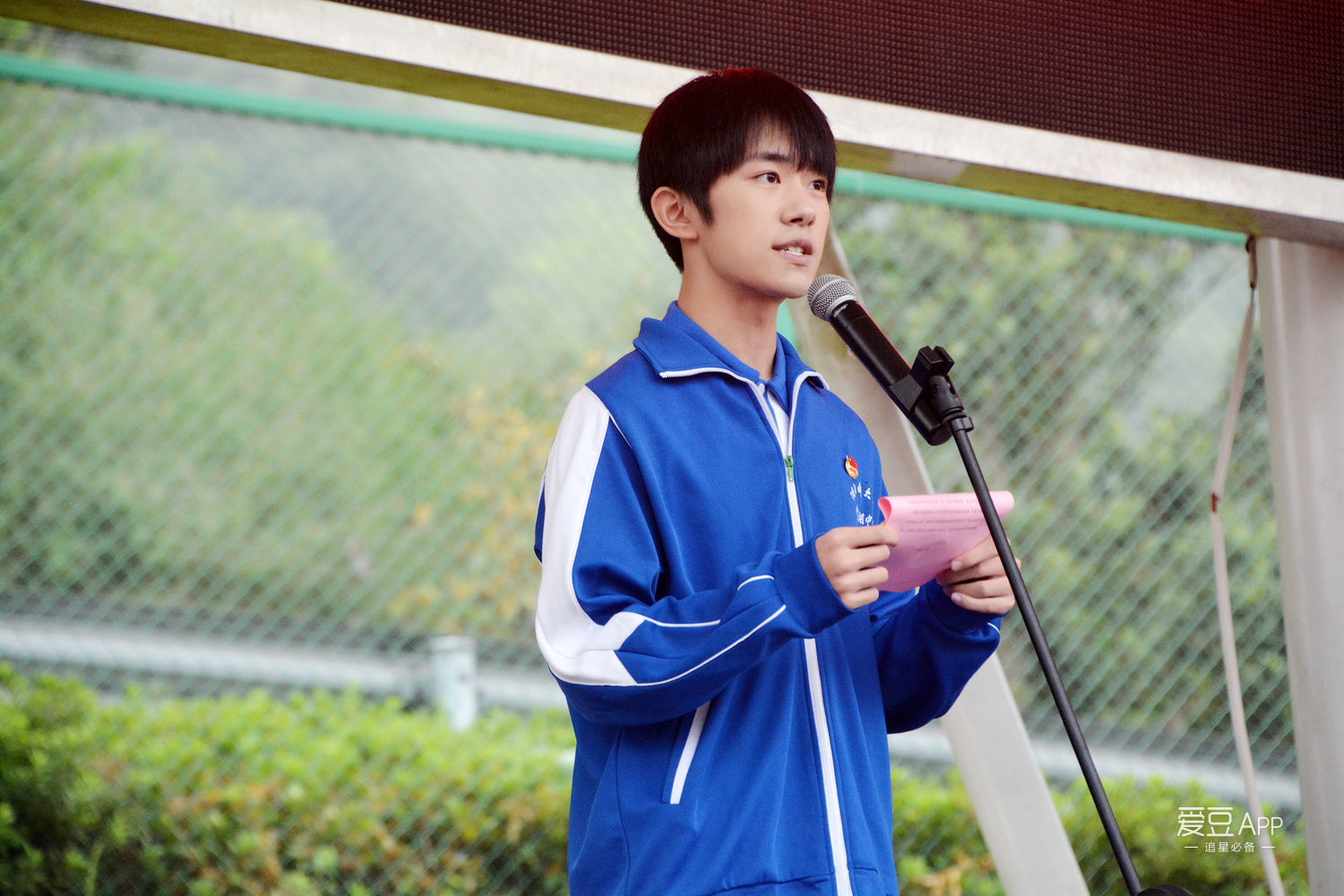 [tfboys][分享]170905 高三学生易烊千玺与老师合影一脸正气 粉丝diss