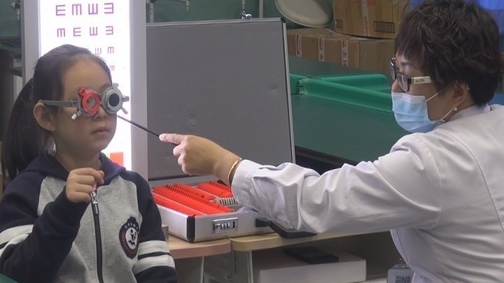 学生近视率半年增加11.7% 专家呼吁应尽早制定用眼规范 学生近视率半年增加11.7% 专家呼吁应尽早制定用眼规范