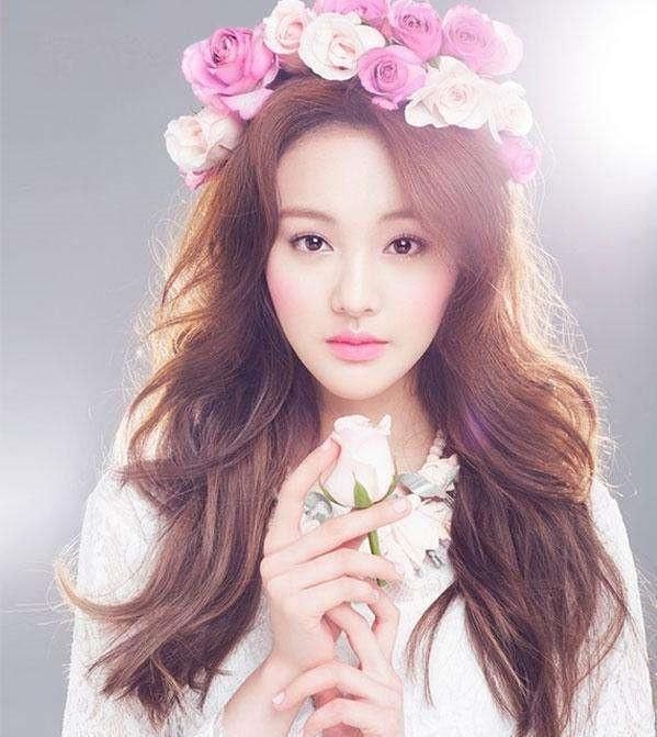 女明星戴上花环,郑爽像公主,赵丽颖如女神,但都