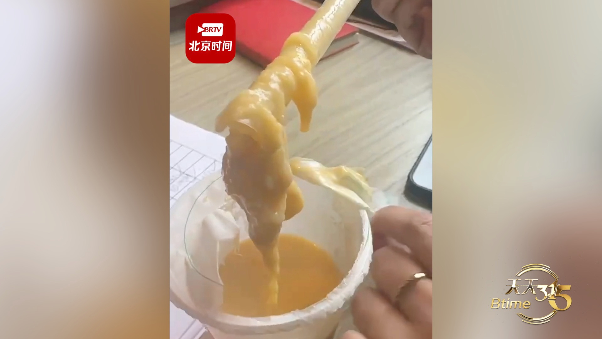 女子称茹菓奶茶喝出卫生纸 门店：协商未果，相关部门介入调查