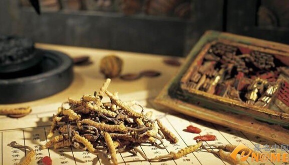 【脸上长丘疹型粉刺怎么治疗】脸上长痘痘有效