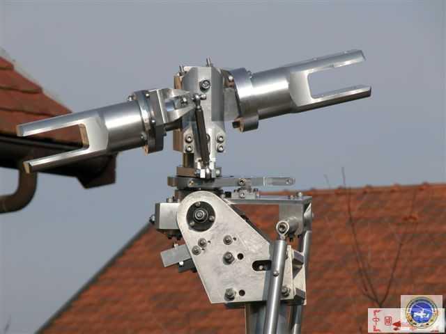 国内旋翼机爱好者自制的旋翼头轴承和夹板,动手能力不错!