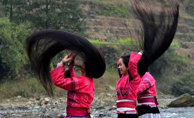 头发分叉要修剪?别去理发店!教你2种方法,自己