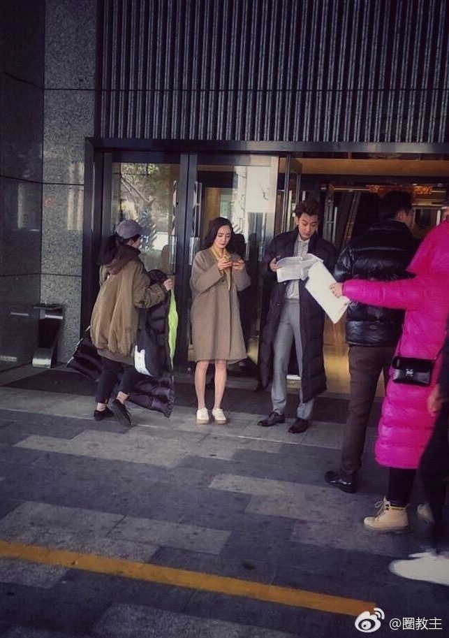 谈判官路透 黄子韬穿羽绒服杨幂露美腿(图)