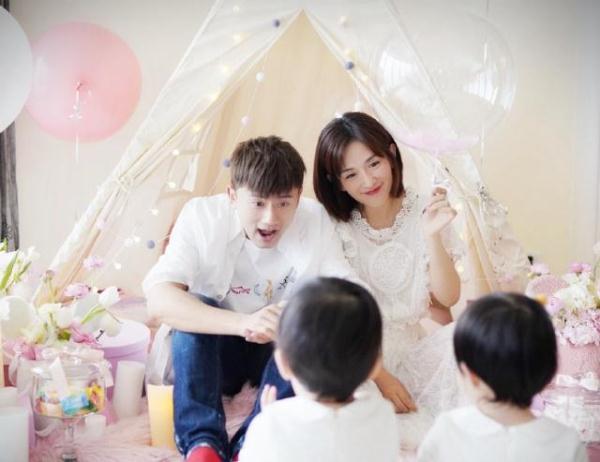 谢娜双胞胎女儿一岁生日，抓周惹所有人泪目