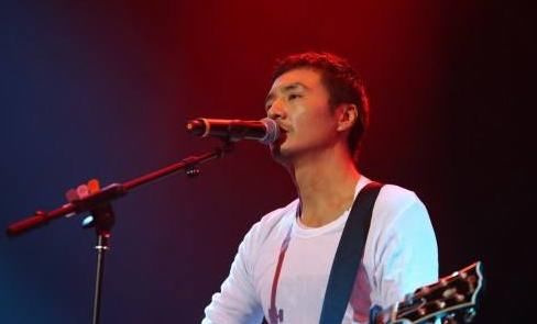 盘点十位民谣歌手的成名曲,全部听过的,算是资