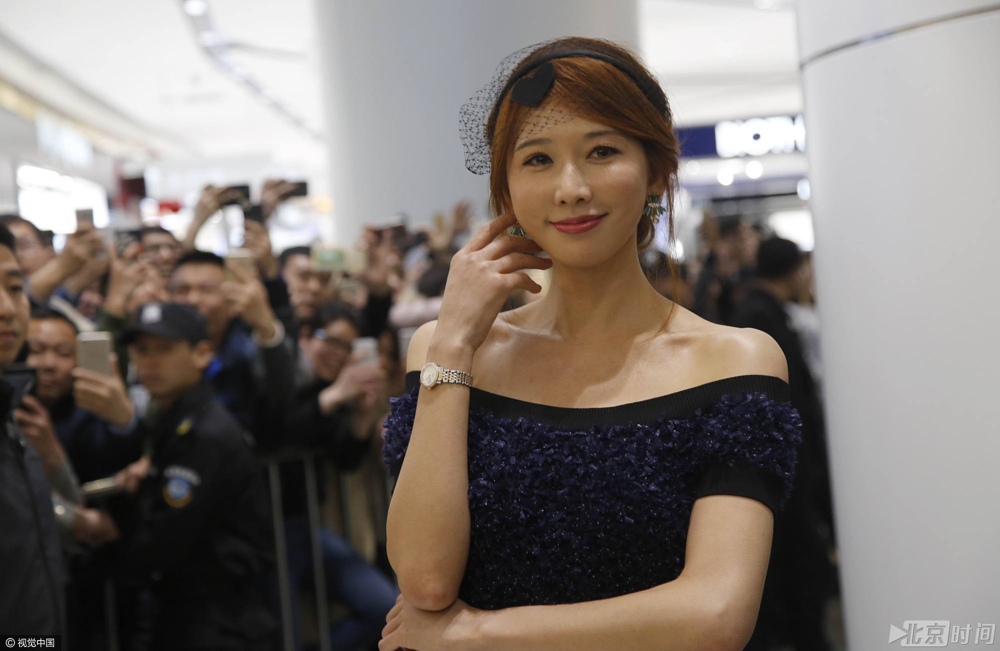 林志玲发型失败变“肉脸” 获群众围观淡定微笑 林志玲发型失败变“肉脸” 获群众围观淡定微笑