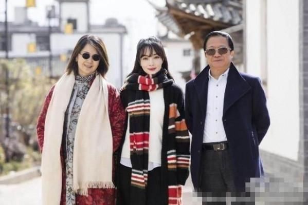 李小璐父母近照曝光 父母离婚 父亲是大导演 母