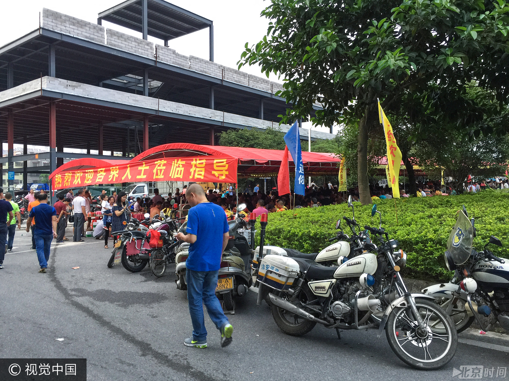 2017年5月26日,广州番禺区大石大山村短暂封路,摆九百多围龙船饭庆祝端午节。
龙船饭是广东省地区传统民俗,珠三角地区水乡龙船文化的重要一环,每年端午节期间,每每划完龙舟,都会组织在一起吃龙船饭,对于村民来说,划龙舟是对神的敬仰,龙船、龙帽龙船衫、龙船饭都被视为神圣之物,寓意一种好意头。吃过龙船饭,一年都会风调雨顺,五谷丰登。广州番禺区大石大山村每逢端午节都会短暂封路摆上九百多围龙船饭庆祝端午节!节日气氛浓厚,村民们其乐融融!